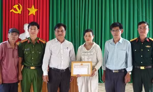 Người phụ nữ lao ra sông giải cứu 2 thanh niên giữa lằn ranh sinh tử