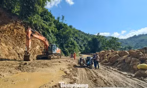 Giao thông vùng cao Quảng Ngãi khẩn trương khắc phục hậu quả mưa lũ trước Tết 