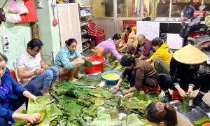 Người dân Quảng Ngãi nổi lửa sáng đêm nấu bánh chưng, soạn thực phẩm gửi vùng lũ