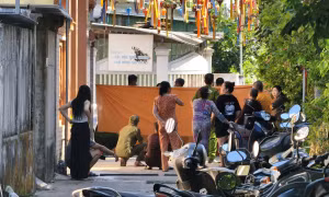 Phát hiện bé sơ sinh tử vong trước cổng chùa