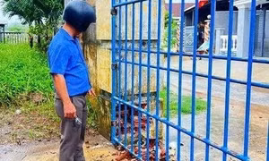 Sét đánh vỡ cổng trường học ở Quảng Ngãi