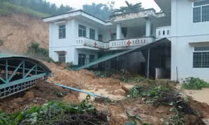 Đất núi đổ ập xuống trạm y tế, nhân viên trực kịp chạy thoát