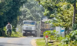 Xe tải, xe đầu kéo chở cát ‘đại náo’ tỉnh lộ 677 ở Quảng Ngãi
