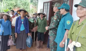 Sơ tán khẩn cấp 61 hộ dân sau khi phát hiện núi nứt toác