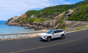 Thị trường ô tô trước ngưỡng cửa mới: Doanh số biến động, xe hybrid là điểm sáng 