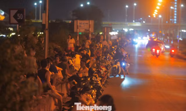 Hàng nghìn người trải chiếu ra đê ngồi chờ xem pháo hoa