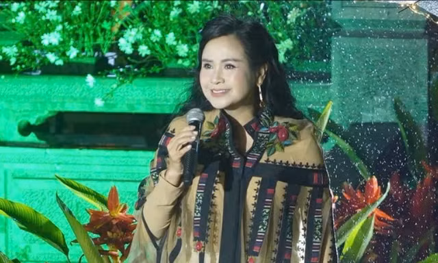 Khán giả đội mưa nghe Thanh Lam hát