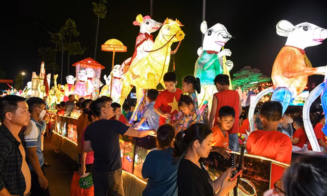 Lễ hội đèn lồng Tuyên Quang - Ánh sáng tuổi thơ từ bàn tay cộng đồng