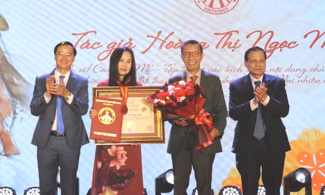 Tập thơ vừa ra mắt đã xác lập Kỷ lục Việt Nam