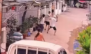 Tài xế taxi công nghệ bị tấn công vì viết chữ lên ô tô tải đậu chắn lối đi trong hẻm