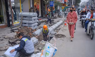 Thi công cải tạo, chỉnh trang, lát đá vỉa hè phố Khâm Thiên (Đống Đa, Hà Nội). Ảnh: Duy Phạm