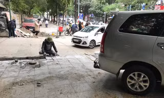 Xe ô tô đỗ trên vỉa hè phố Huỳnh Thúc Kháng đang được lát đá. Ảnh: Trường Phong