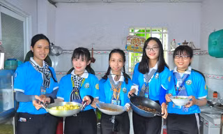 Những khoảnh khắc ấm áp của thanh niên tình nguyện