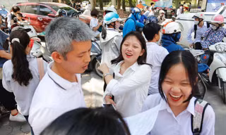 ẢNH: Nữ sinh Thủ đô xinh xắn, rạng ngời sau buổi thi Ngữ Văn