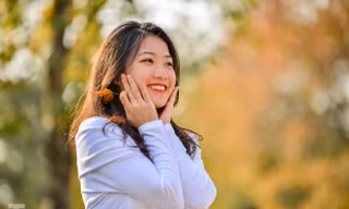Thiếu nữ Hà thành khoe sắc bên hàng phong lá đỏ đẹp như xứ Hàn