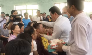 Ông Võ Hoàng Yên chữa bệnh cho người dân Bình Sơn (Quảng Ngãi) vào giữa tháng 7/2020. Ảnh: Nguyễn Ngọc