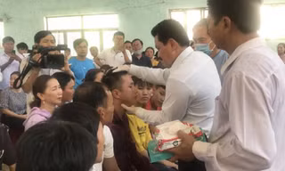 Công an huyện Bình Sơn, tỉnh Quảng Ngãi xác minh việc khám, chữa bệnh của "thần y" Võ Hoàng Yên. Ảnh: Nguyễn Ngọc