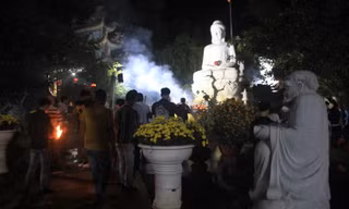 Vừa hết pháo hoa, bạn trẻ rủ nhau về chùa cầu phúc, hái lộc đầu năm mới Canh Tý
