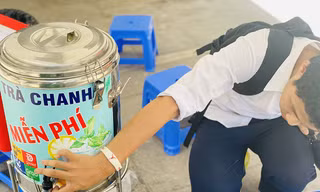 Tình người Hà Nội giữa cái nắng như thiêu như đốt