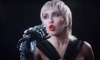 Xem cách Miley Cyrus quậy tung cả thế giới trong single mới "Midnight Sky" kìa!