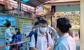 Ngày đầu học sinh Hải Phòng quay trở lại trường học