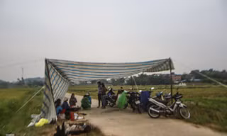 Người dân quanh bãi rác Nam Sơn mong sớm được đền bù để di dời