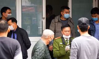 Cơ quan điều tra khám nghiệm nơi xảy ra vụ án trên phố Lê Lợi (Ngô Quyền, Hải Phòng) trưa 23/3.