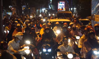Giao thông tại nhiều tuyến phố Hà Nội tê liệt sau cơn mưa lớn 
