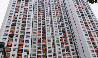 Cư dân chung cư vỗ tay, treo cờ cổ vũ phòng chống dịch COVID-19