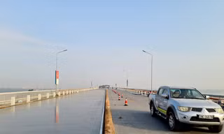 Đổ mẻ bê tông cuối cùng sửa mặt cầu Thăng Long