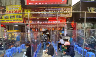 Lác đác người mua vàng trong sáng ngày Vía Thần tài hôm nay. Ảnh: Việt Linh.