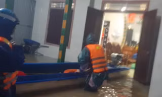 Dân Hà Tĩnh 'chạy lũ' trong đêm
