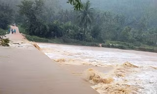 Mưa lớn, một số tuyến đường liên xã của huyên Hoài Ân bị ngập hoàn toàn. Ảnh: H.K
