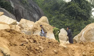 Núi Hòn Chà bị “băm vằm” trái phép. Ảnh: Trương Định