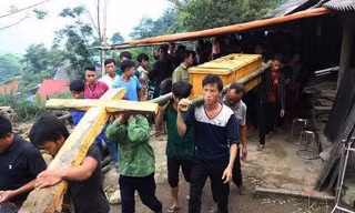 Đám tang tiễn cháu Vàng Thị Hồng Trang (1 trong 3 nạn nhân vụ sập cổng trường) về thế giới bên kia. 