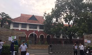 Vì sao bất chấp dịch, học sinh vẫn được tập trung đến trường?