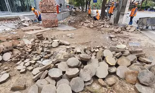 Cả nghìn mét vuông vỉa hè quận Hoàng Mai bị đào xới không phép