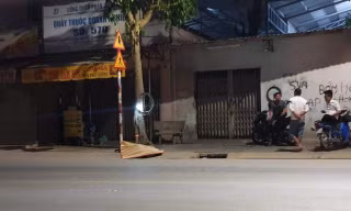 Thi thể nạn nhân nằm bên lề đường. Ảnh: CTV