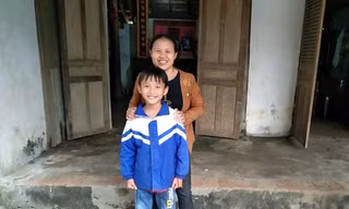 Cậu bé lớp 5 mang hết tiền mừng tuổi trong 'lợn nhựa' để bê tông hóa đường làng