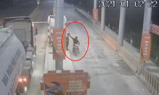 Nhân viên trạm thu phí BOT Ninh Xuân bị người đi xe máy hành hung.