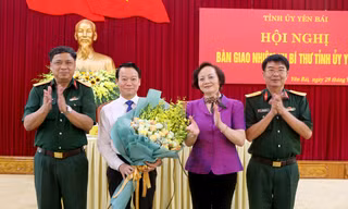 Bàn giao nhiệm vụ Bí thư Tỉnh ủy Yên Bái