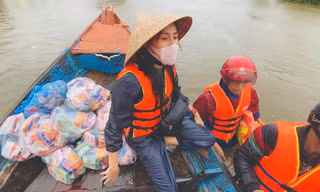 Thủy Tiên vẫn ở tâm lũ để cứu trợ nhiều đồng bào miền Trung. 