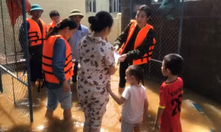 Hoa hậu Đỗ Mỹ Linh lội nước lũ tới nhiều hộ dân ở Lệ Thủy, Quảng Bình để tiếp tục cứu trợ
