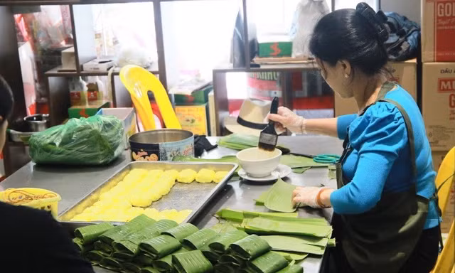 Nhân bánh phu thê là sự hòa quyện của đỗ xanh, dừa bánh tẻ và hạt sen