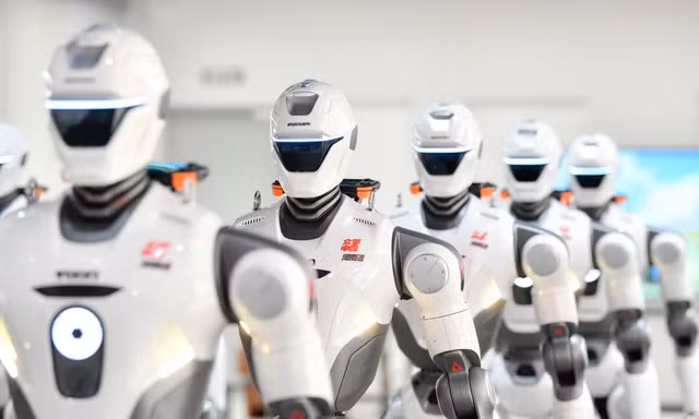 Robot hình người EngineAI T800 được trưng bày sau khi xuất xưởng tại một nhà máy sản xuất ở thành phố Trịnh Châu, Trung Quốc, ngày 24/7/2026. Ảnh: VCG.