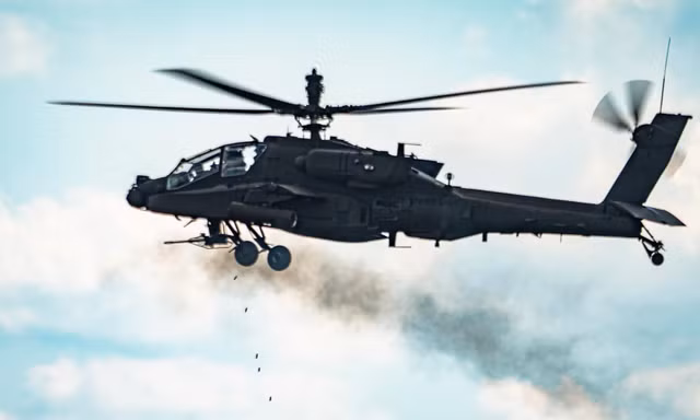 Các phi công lái trực thăng AH-64 cho biết video quay cảnh trực thăng bắn hạ máy bay không người lái cho thấy một vai trò mới - không chiến, dành cho loại trực thăng chiến đấu kỳ cựu này. Ảnh: Task & Purpose.