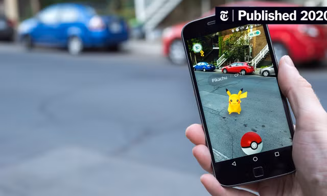 Chơi Pokemon Go, người dùng liên tục phải dùng camera của điện thoại để quét, chụp môi trường xung quanh để các con vật trong game xuất hiện. Ảnh: The New York Times.