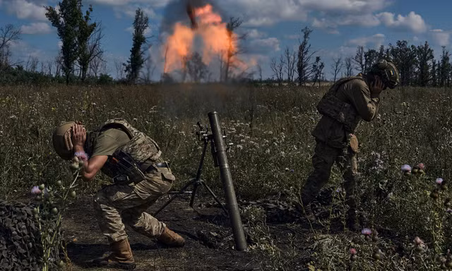Binh sĩ Ukraine bắn súng cối về phía các vị trí của quân Nga trên tiền tuyến, gần thành phố Bakhmut ở Ukraine. Ảnh: AP.