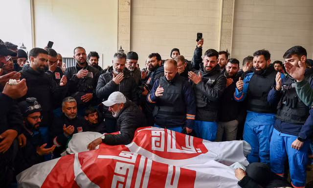 Ngày 25/3/2026, người dân thương tiếc hai nhân viên y tế Li-băng thiệt mạng trong một cuộc tấn công của Israel, trong bối cảnh xung đột Mỹ-Israel với Iran tiếp diễn. Ảnh: Reuters.