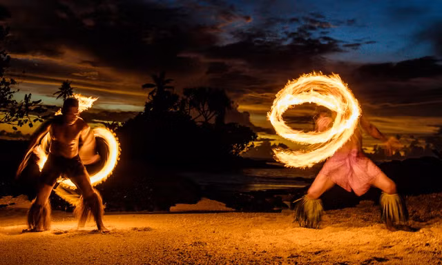Đàn ông Samoa múa lửa. Ảnh: Samoa Travel.